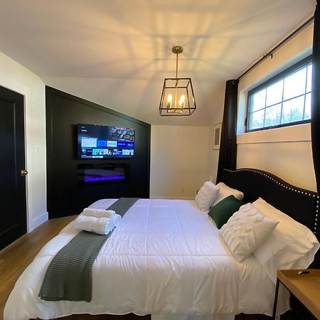 Stylish Downtown Kingsville Getaway With Putting Green, Firepit & Games Exterior foto