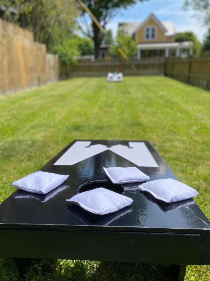 Stylish Downtown Kingsville Getaway With Putting Green, Firepit & Games Exterior foto