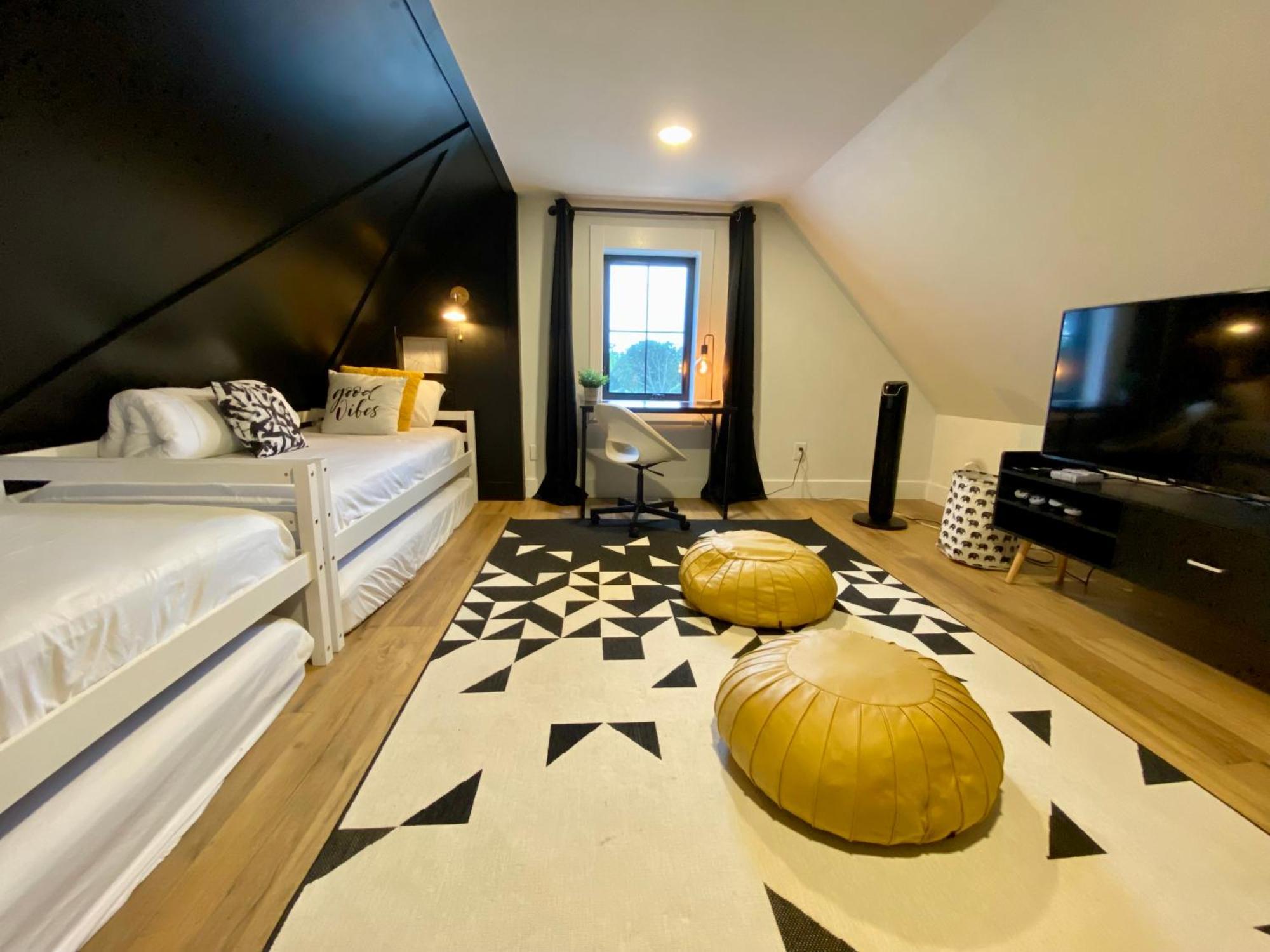 Stylish Downtown Kingsville Getaway With Putting Green, Firepit & Games Exterior foto